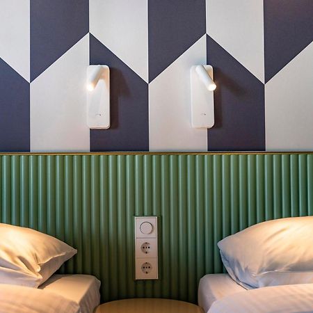 Tourist Inn Hotel Амстердам Екстериор снимка
