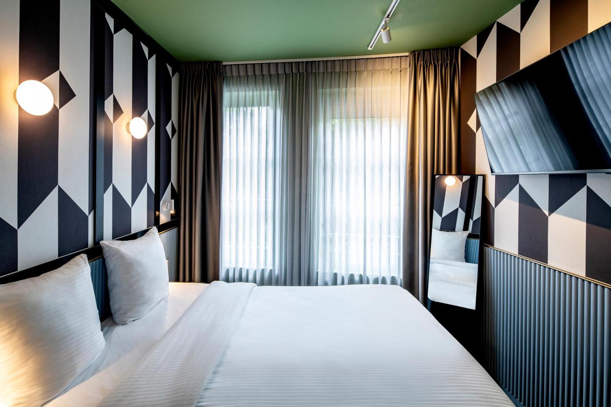 Tourist Inn Hotel Амстердам Екстериор снимка