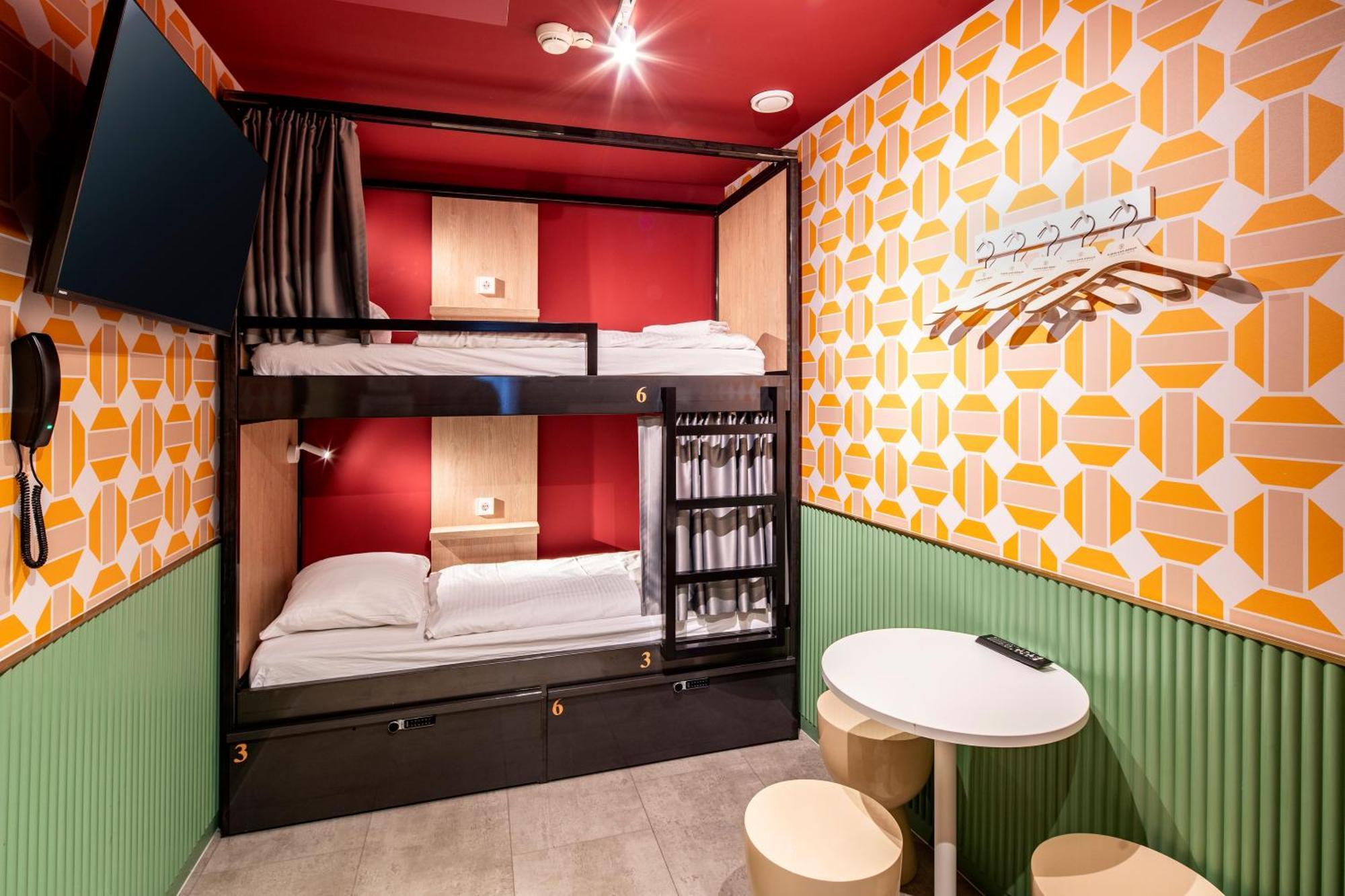 Tourist Inn Hotel Амстердам Екстериор снимка