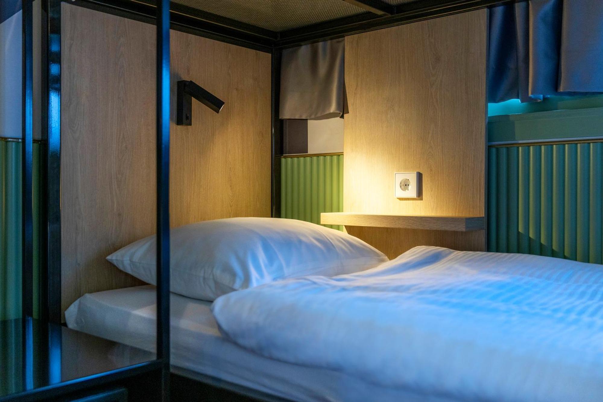 Tourist Inn Hotel Амстердам Екстериор снимка