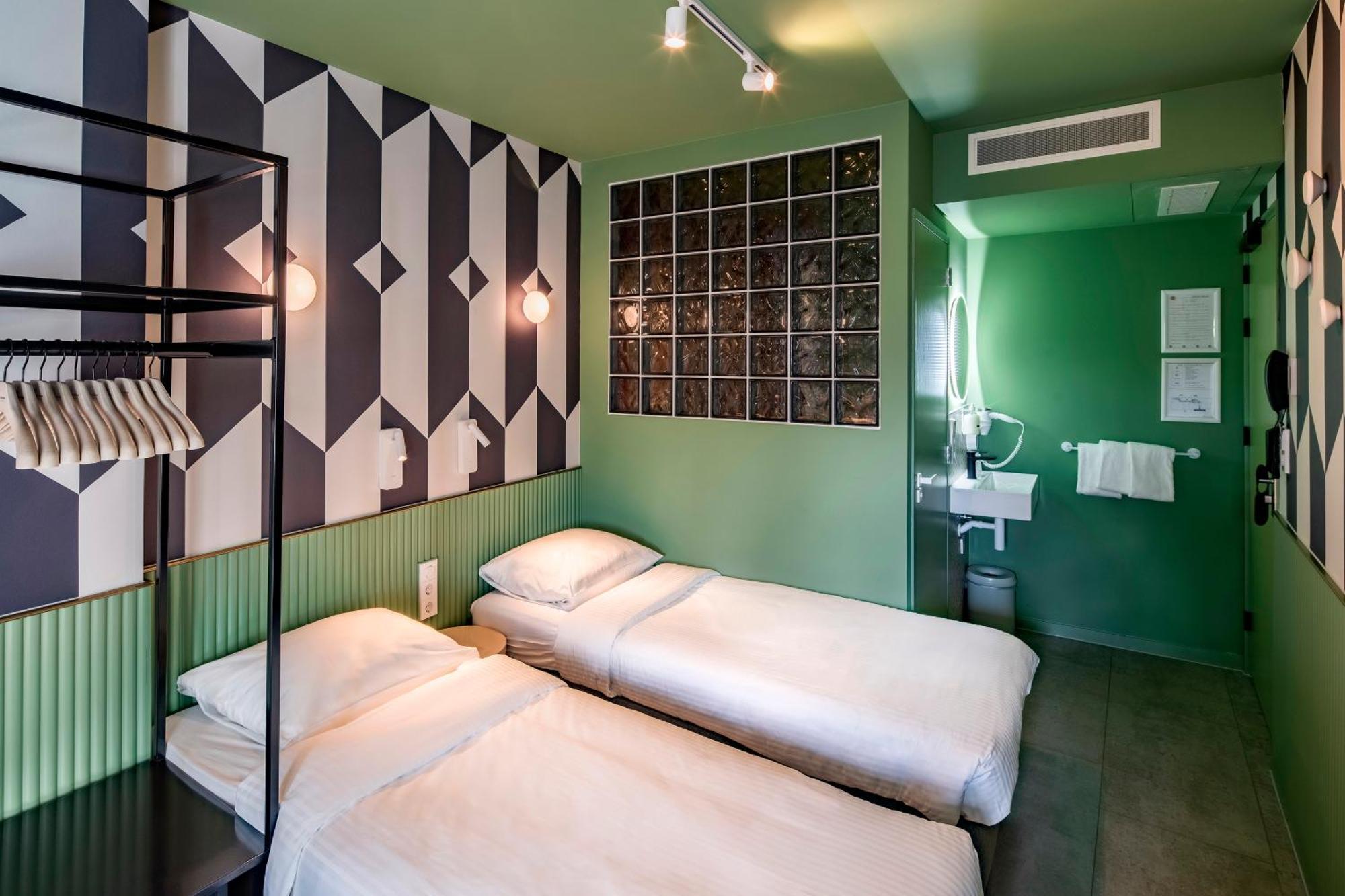 Tourist Inn Hotel Амстердам Екстериор снимка
