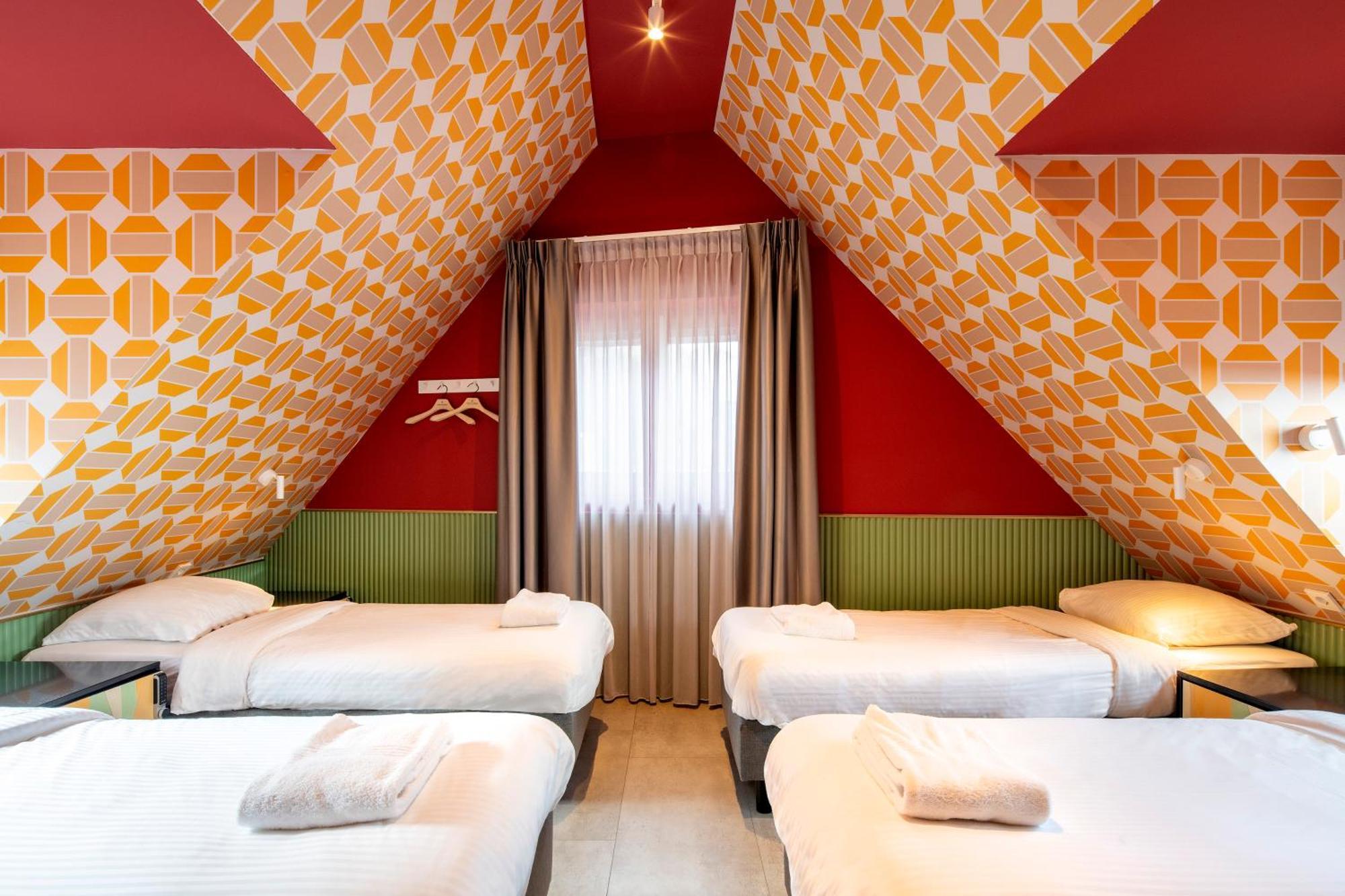 Tourist Inn Hotel Амстердам Екстериор снимка