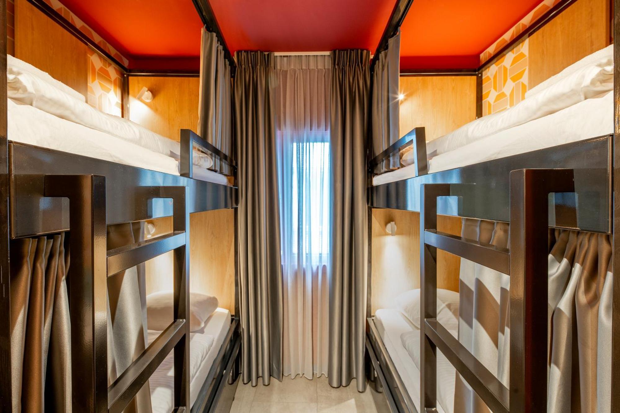 Tourist Inn Hotel Амстердам Екстериор снимка