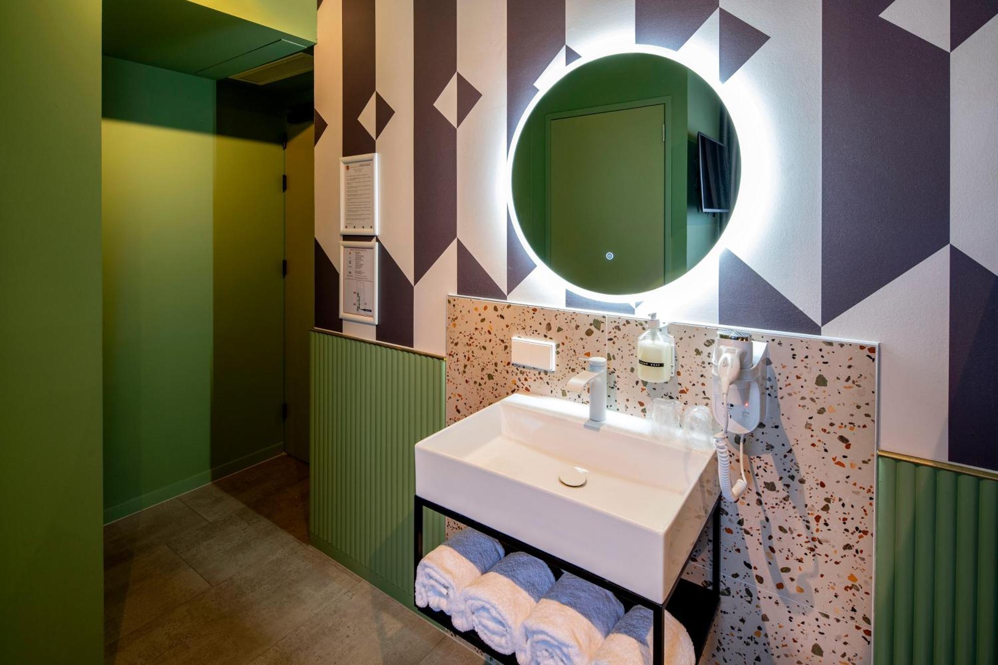 Tourist Inn Hotel Амстердам Екстериор снимка