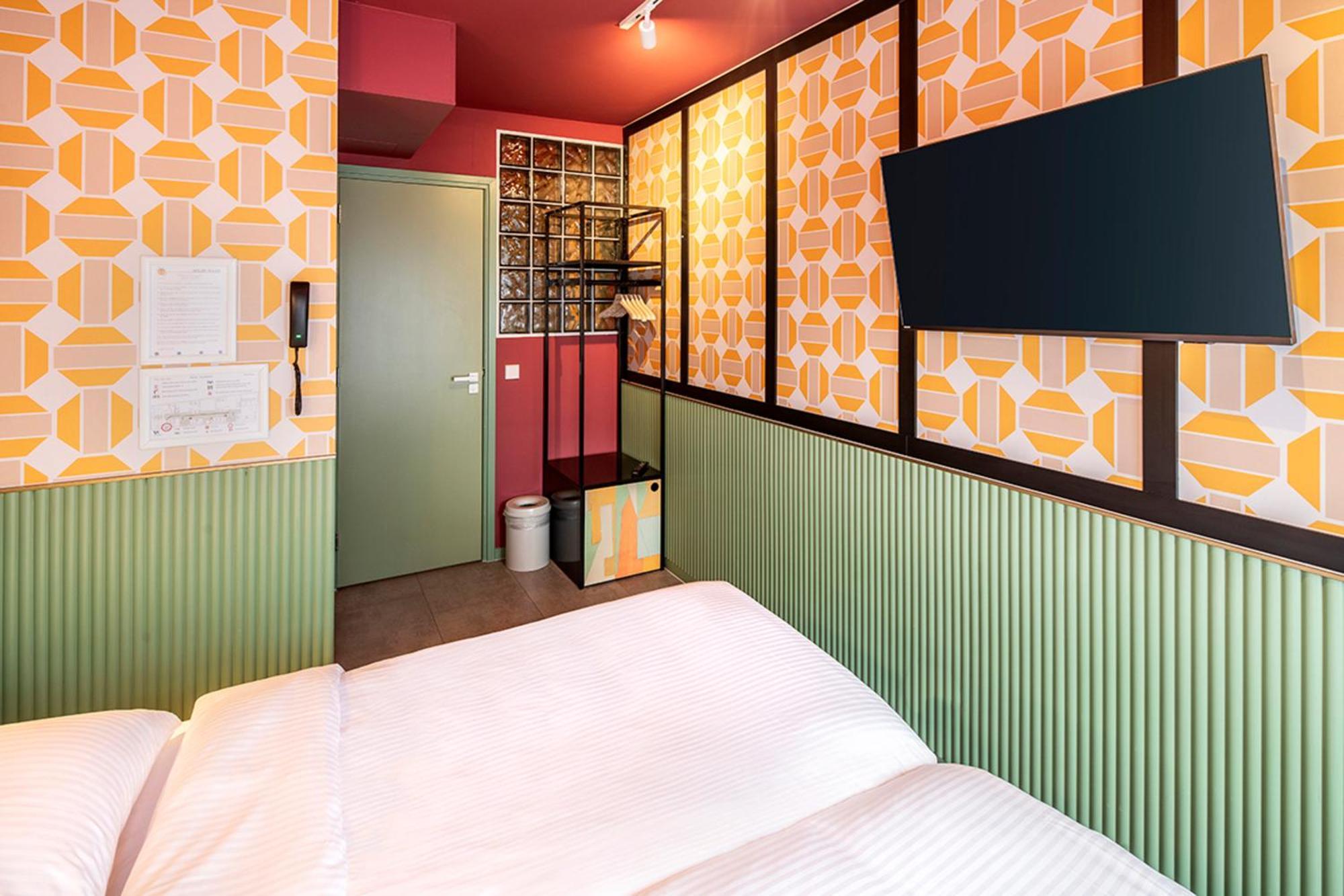 Tourist Inn Hotel Амстердам Екстериор снимка